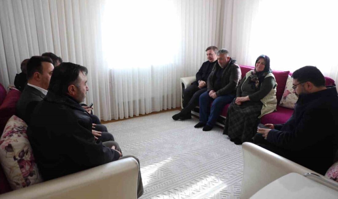 Vali Aydoğdu, şehit ailesini ziyaret etti Erzincan Valisi Hamza Aydoğdu,