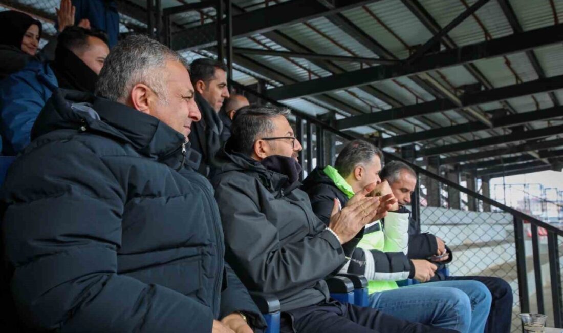 Vali Çelik tribünlerde Yüsekovaspor’u destekledi Hakkari Valisi Ali Çelik,