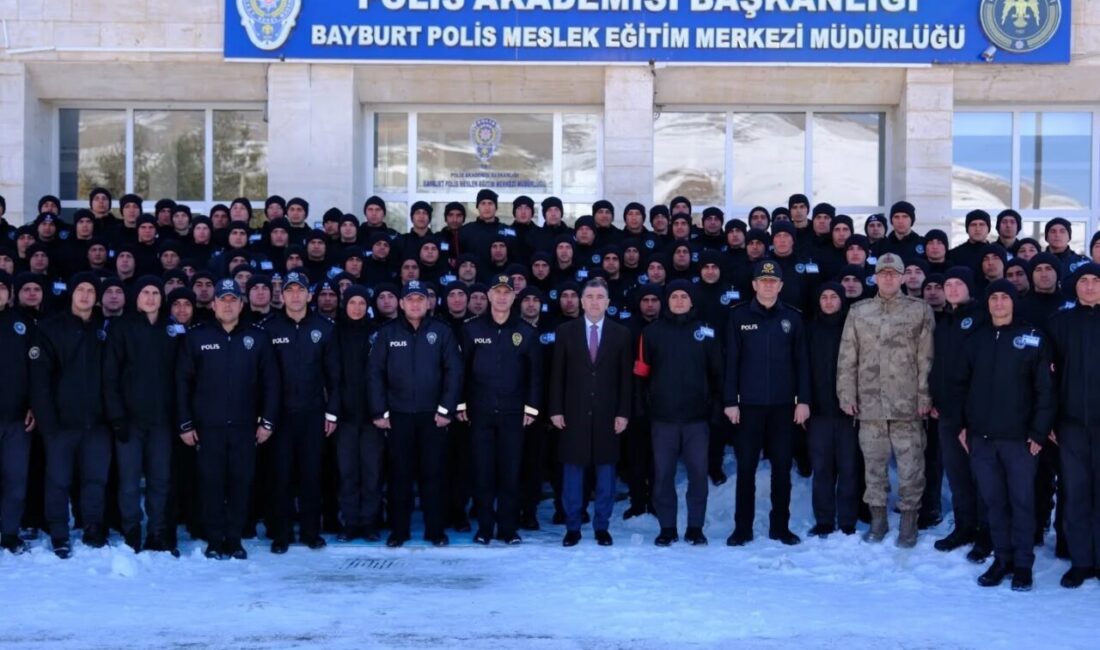 Vali Mustafa Eldivan, Polis Eğitim Merkezi'nde polis adaylarıyla buluşarak eğitim