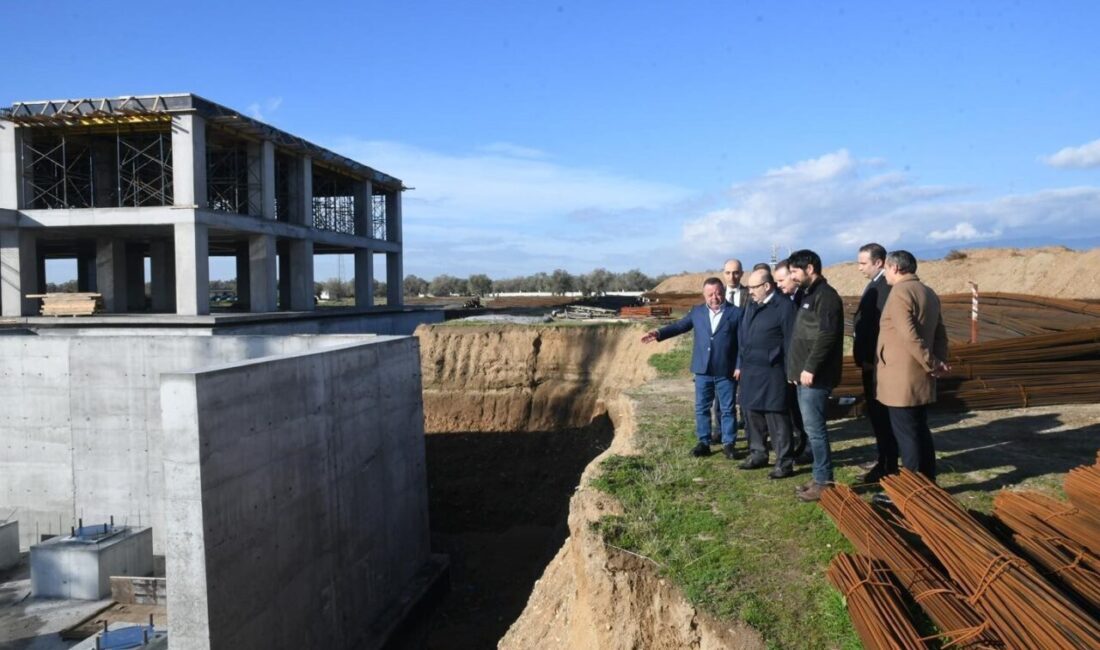Balıkesir Valisi İsmail Ustaoğlu, Edremit’teki projeleri ziyaret ederek detaylı incelemelerde
