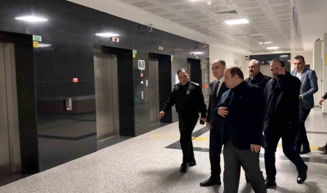 Manisa Valisi Vahdettin Özkan, Kırkağaç ilçesinde eğitim sırasında yaralanan askerleri