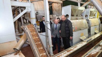 Adıyaman Valisi Osman Varol, organize sanayi bölgesinde faaliyet gösteren fabrikalarda