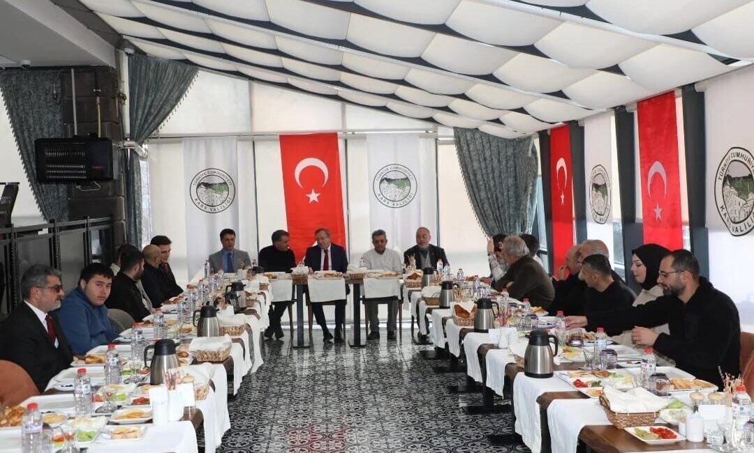Vali Ziya Polat, basınla bir araya geldi Kars Valisi Ziya Polat,
