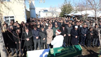 Bayburt Valisi Salih Ayhan'ın annesi Şahibe Ayhan'ın Demirözü'nde düzenlenen cenaze
