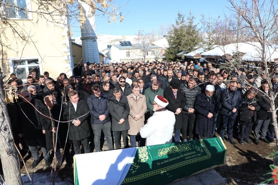 Vali/Mülkiye Başmüfettişi Ayhan’ın vefat eden annesi son yolculuğuna uğurlandı Bayburt Valisi Salih Ayhan'ın