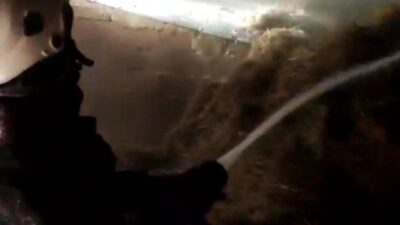 Özalp ilçesinde samanlık yangınına soğuktan donan itfaiye aracı engel olurken,