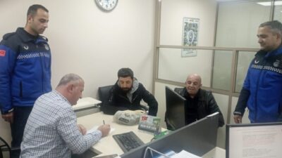 Kocaeli'de zabıta ekipleri kayıp parayı sahibine ulaştırdı. Vatandaş, duyarlı davranışları