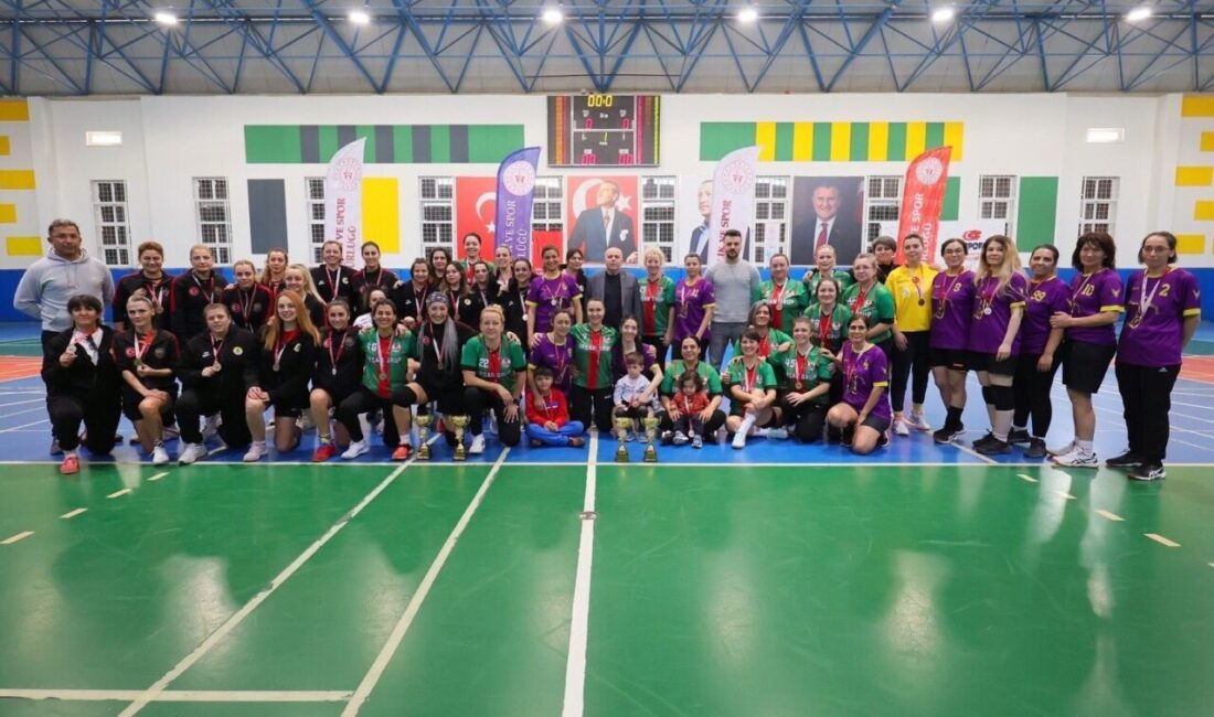 Denizli'de düzenlenen İllerarası Veteranlar Hentbol Turnuvası, Kınıklı Spor Salonu'nda 4