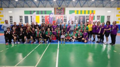 Denizli'de düzenlenen İllerarası Veteranlar Hentbol Turnuvası, Kınıklı Spor Salonu'nda 4
