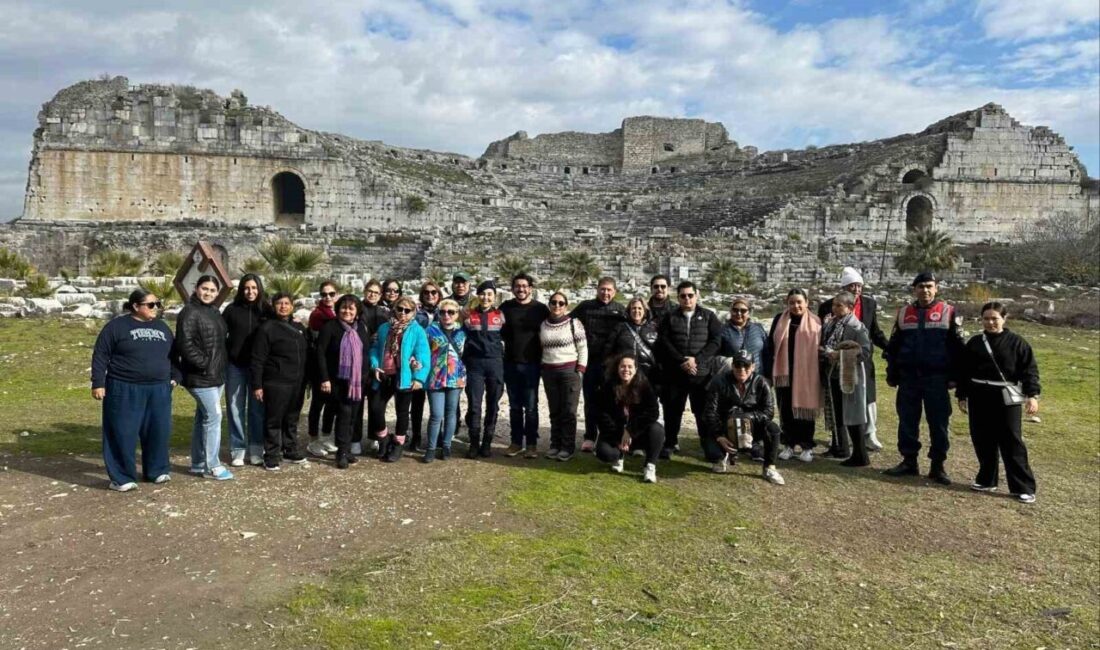 Yabancı turistlere Jandarmadan doğa sevgisi Didim'deki Milet Antik Kenti