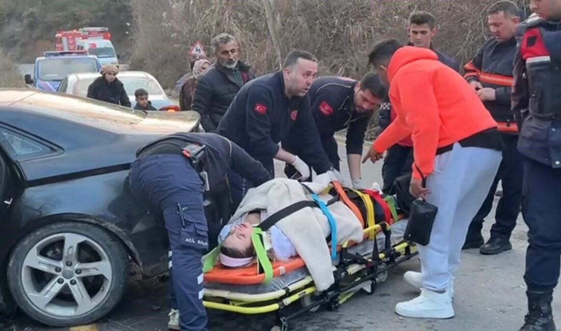 Sakarya'nın Pamukova ilçesinde yabancı uyruklu 4 kişinin bulunduğu araç kaza
