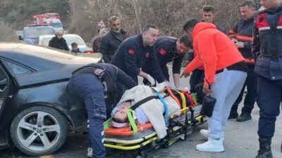 Sakarya'nın Pamukova ilçesinde yabancı uyruklu 4 kişinin bulunduğu araç kaza