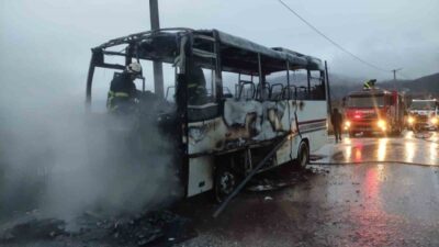 Yalova Merkez'e bağlı Sugören köyüne giden okul servisi alev aldı.
