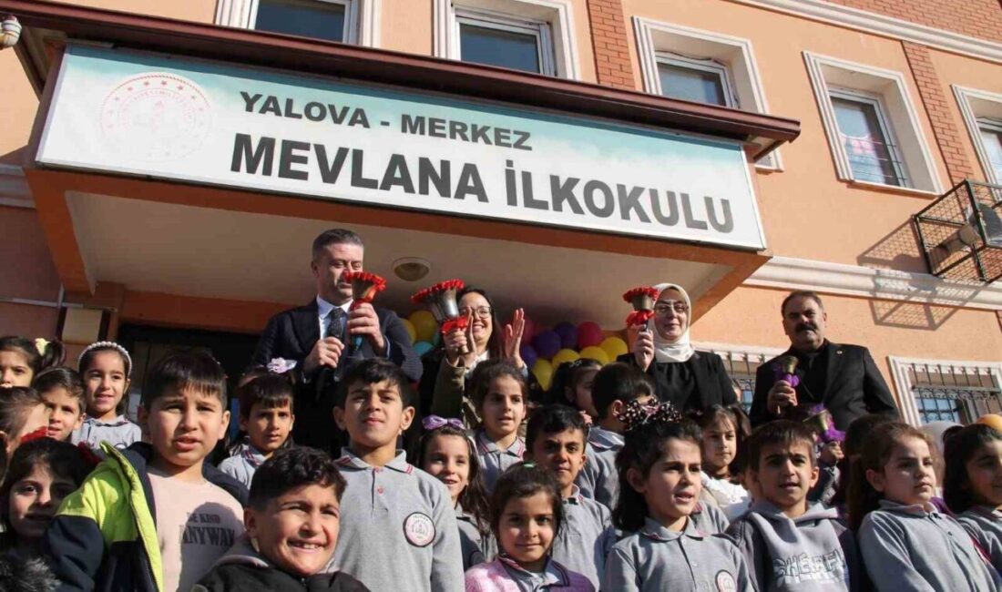 Yalova'da Mevlana İlkokulu'nda düzenlenen karne dağıtım töreninde Yalova Valisi Dr.