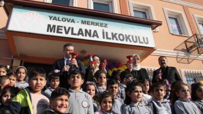 Yalova'da Mevlana İlkokulu'nda düzenlenen karne dağıtım töreninde Yalova Valisi Dr.