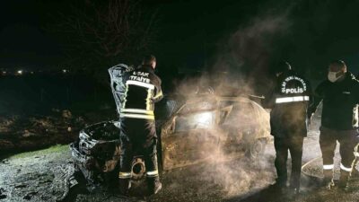 Uşak'ta korkunç bir olay meydana geldi. Yanan araçta bir kişi