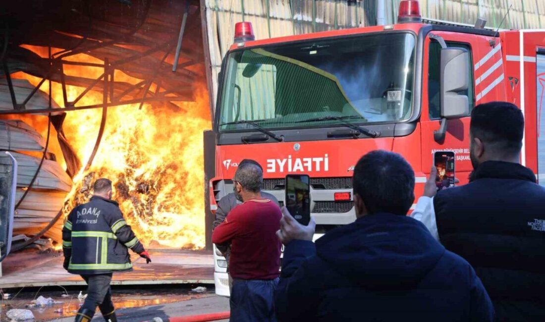 Adana'daki geri dönüşüm fabrikasındaki yangın sırasında bazı vatandaşlar canlı yayın