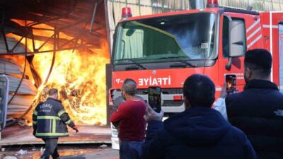 Adana'daki geri dönüşüm fabrikasındaki yangın sırasında bazı vatandaşlar canlı yayın