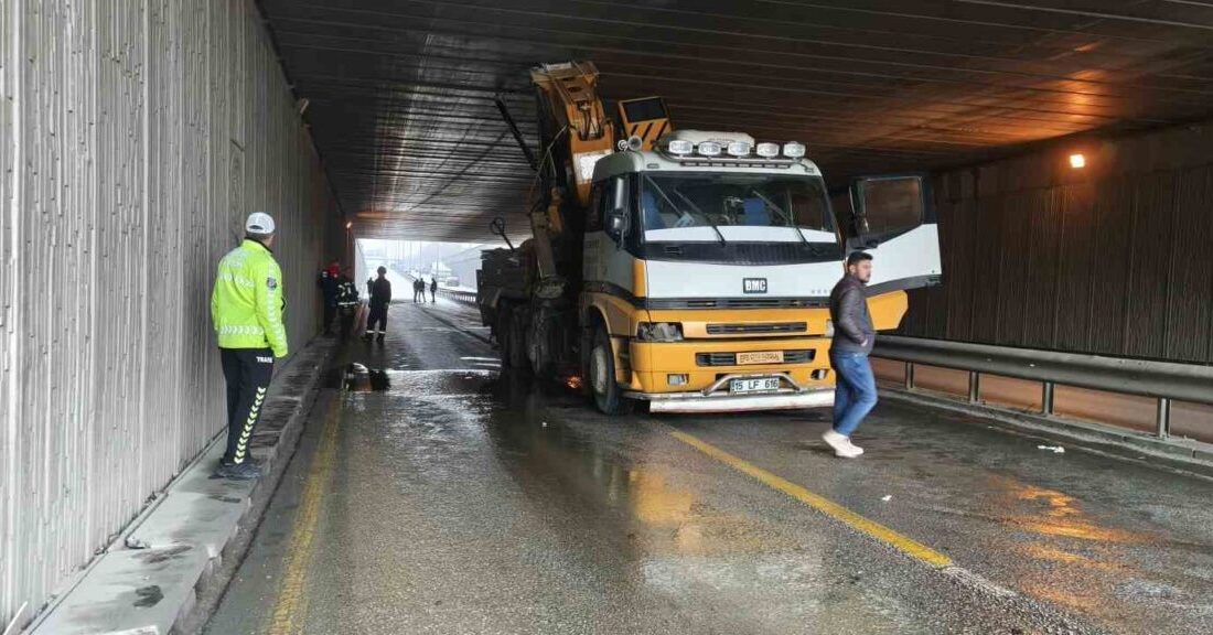 Denizli'de vinç alt geçitte