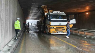 Denizli'de vinç alt geçitte sıkıştı, alt geçit trafiğe kapatıldı. Ekipler,