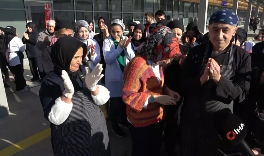 Yemekhane çalışanlarından alkışlı eylem Kütahya Şehir Hastanesi'nde maaşlarını