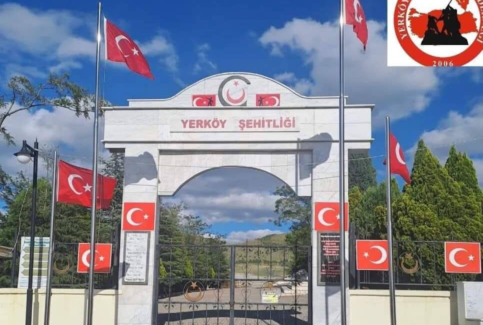 Yerköy Belediyesi ekipleri tarafından Yerköy Şehitliği’nde bordür ve çevre düzenleme
