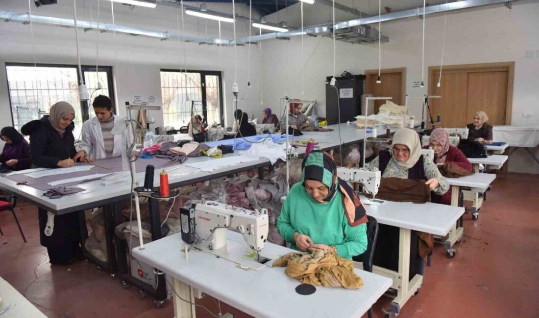 Yıldırım Belediyesi'nin kadın eğitim ve girişimcilik merkezlerinde dikiş-nakış kurslarına katılan