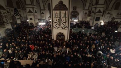 Bursa’da yılın ilk sabah namazında binlerce kişi tarihi Ulucami’ye ve