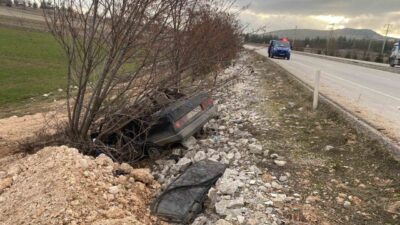 Çal ilçesinde yaşanan trafik kazasında sürücü Ş.A.A. yönetimindeki araç şarampole