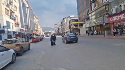 Hatay'da yaşlı kadına yardım eden polis memurunun güzel davranışı kameraya