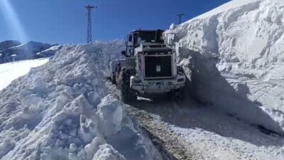 Hakkari’nin Yüksekova ilçesinde 3 metreyi aşan karda yapılan çalışma sonucu