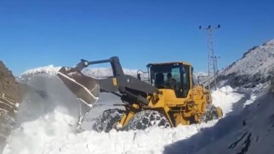 Hakkari'nın Yüksekova ilçesinde ekipler, uzun süren karla mücadele çalışmalarını tamamlayarak