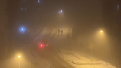 Hakkari'nin Yüksekova ilçesinde akşam saatlerinde etkili olan yoğun sis sebebiyle