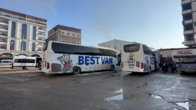 Hakkari'nin Yüksekova ilçesi sakinleri, komşu ülkelerden gelecek yolcuları da düşünerek,