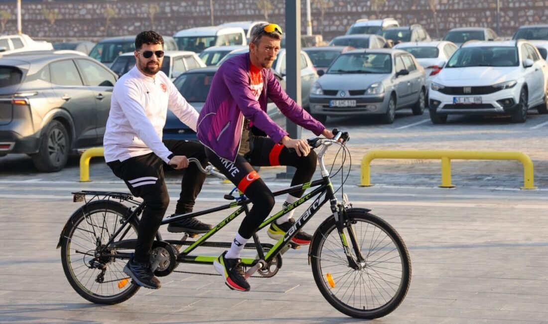 Manisa'da Eşpedal Derneği Temsilcisi Mert Üzel, bisikletle karanlıktaki hayatını aydınlığa