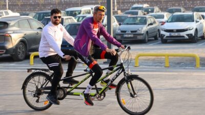 Manisa'da Eşpedal Derneği Temsilcisi Mert Üzel, bisikletle karanlıktaki hayatını aydınlığa