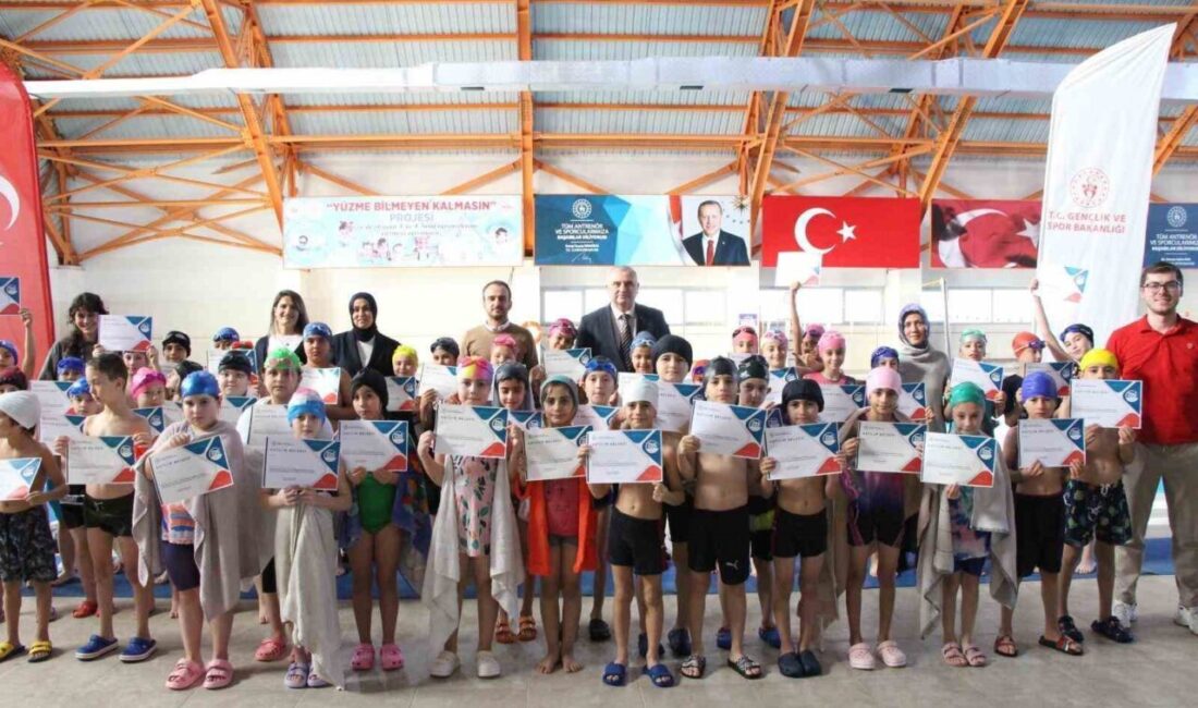 Yüzücüler belgelerini aldı Düzce'de yürütülen "Yüzme Bilmeyen