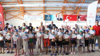 Düzce'de yürütülen "Yüzme Bilmeyen Kalmasın Projesi" kapsamında öğrencilere katılım belgeleri