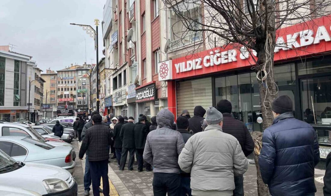 Sivas Et ve Süt Kurumu Satış Mağazası önünde vatandaşlar, et