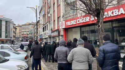 Sivas Et ve Süt Kurumu Satış Mağazası önünde vatandaşlar, et