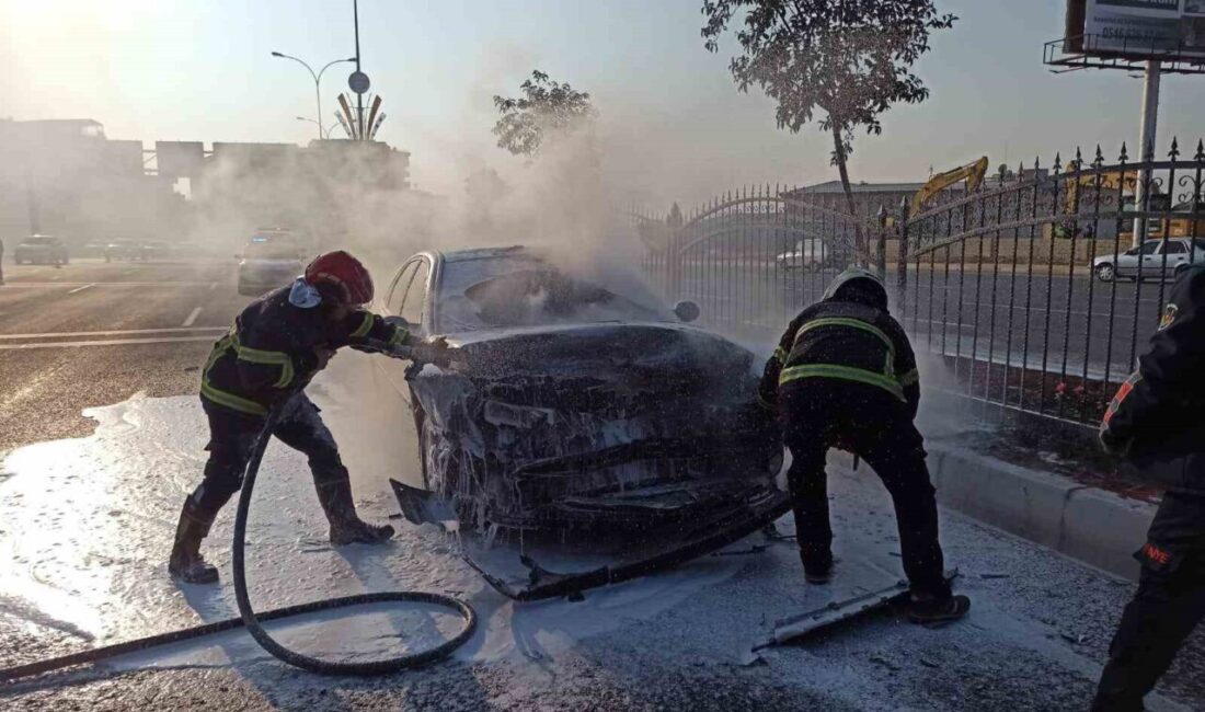 Şanlıurfa'da zincirleme trafik kazasında alev alan otomobil tamamen yanarak kullanılamaz