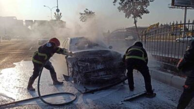 Şanlıurfa'da zincirleme trafik kazasında alev alan otomobil tamamen yanarak kullanılamaz