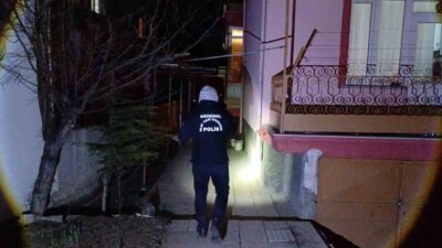 Çorum'da İ.K.Ö. isimli genç, uyuşturucu aldığı evde hayatını kaybetti. Yanındaki