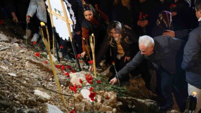 Adana'da 6 Şubat depremlerinde kaybedilenler anıldı. Güzelyalı Mahallesi'nde düzenlenen etkinlikte