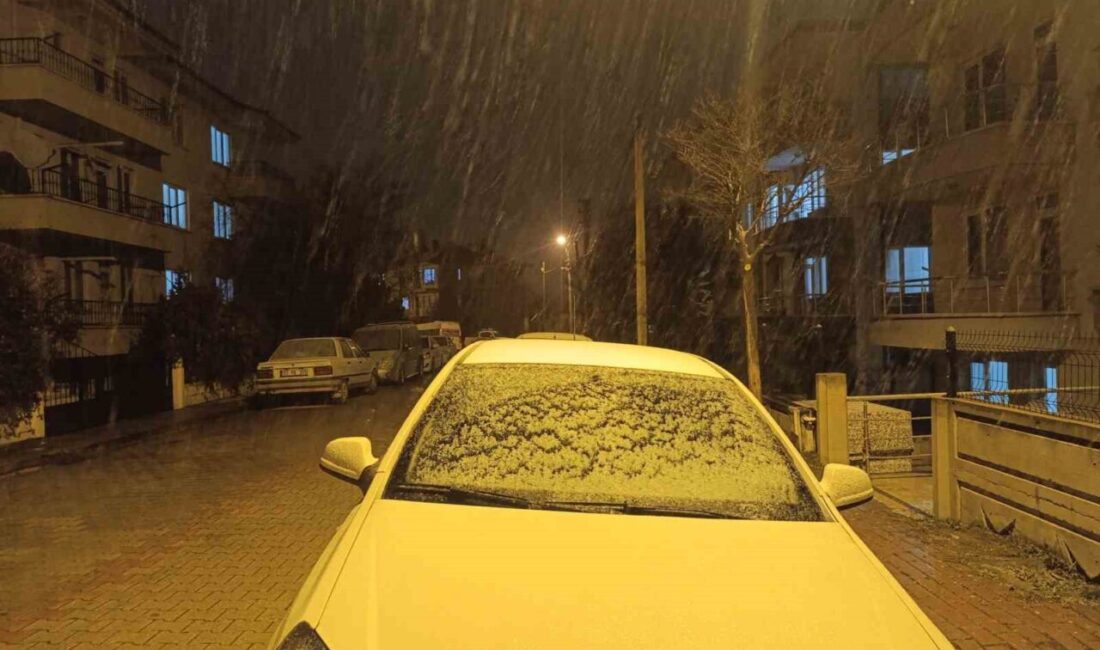 Afyonkarahisar'da akşam saatlerinde başlayan kar yağışı, kent merkezi ve çeşitli