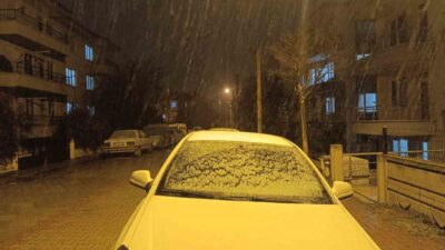 Afyonkarahisar'da akşam saatlerinde başlayan kar yağışı, kent merkezi ve çeşitli