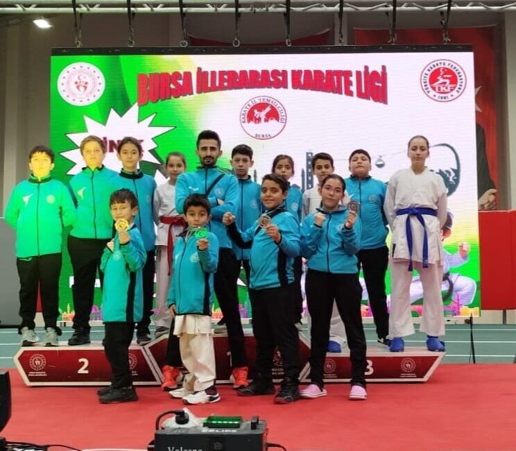Bursa'da düzenlenen Karate Şampiyonası 1. Etabı'na katılan Afyon Gençlik Spor