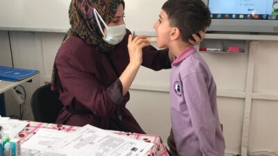 Ahlat'ta Bayındır İlköğretim Okulu'nda 2. sınıf öğrencilerine diş taraması yapılıp