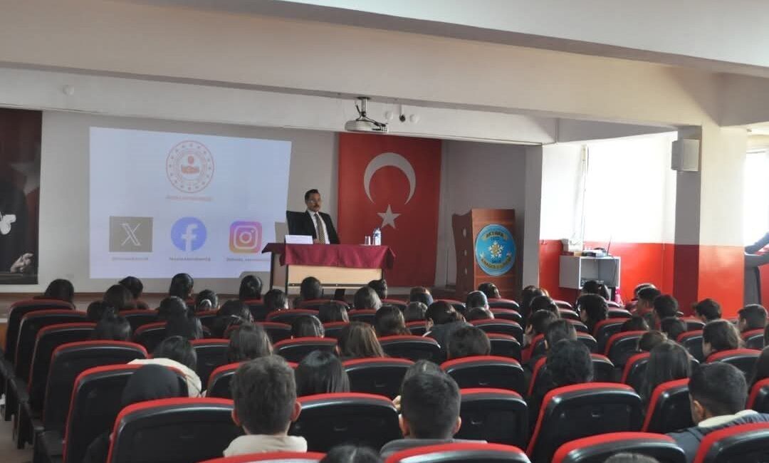Kars'ın Akyaka ilçesinde düzenlenen Kariyer Günleri etkinliğinde Kaymakam İsmail Demirtaş,