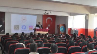 Kars'ın Akyaka ilçesinde düzenlenen Kariyer Günleri etkinliğinde Kaymakam İsmail Demirtaş,